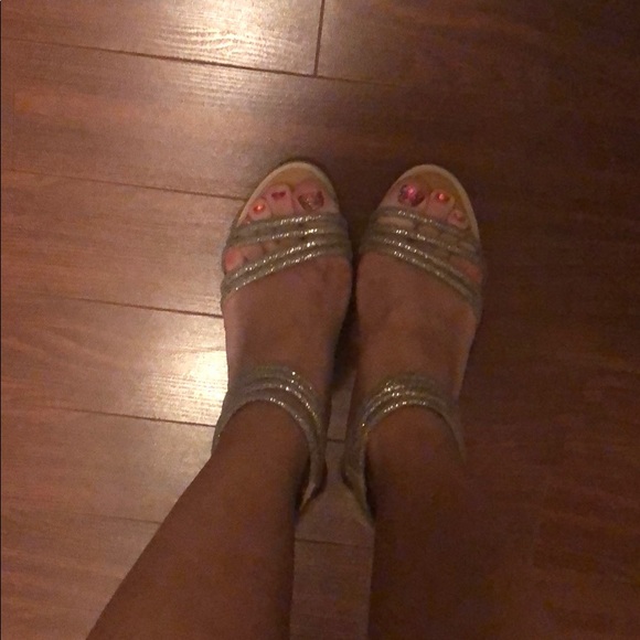 Heel shoes. Gold colour details - Picture 8 of 13